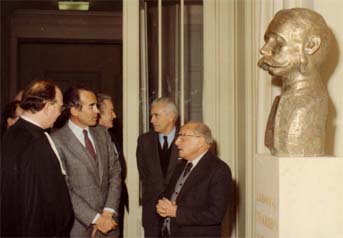 2 mars 1984 - Inauguration du buste de Ludovic Trarieux au Palais de Justice de Bordeaux par Robert Badinter, Daniel Mayer et Jacques Chaban-Delmas à l'occasion de la création de l'IDHBB